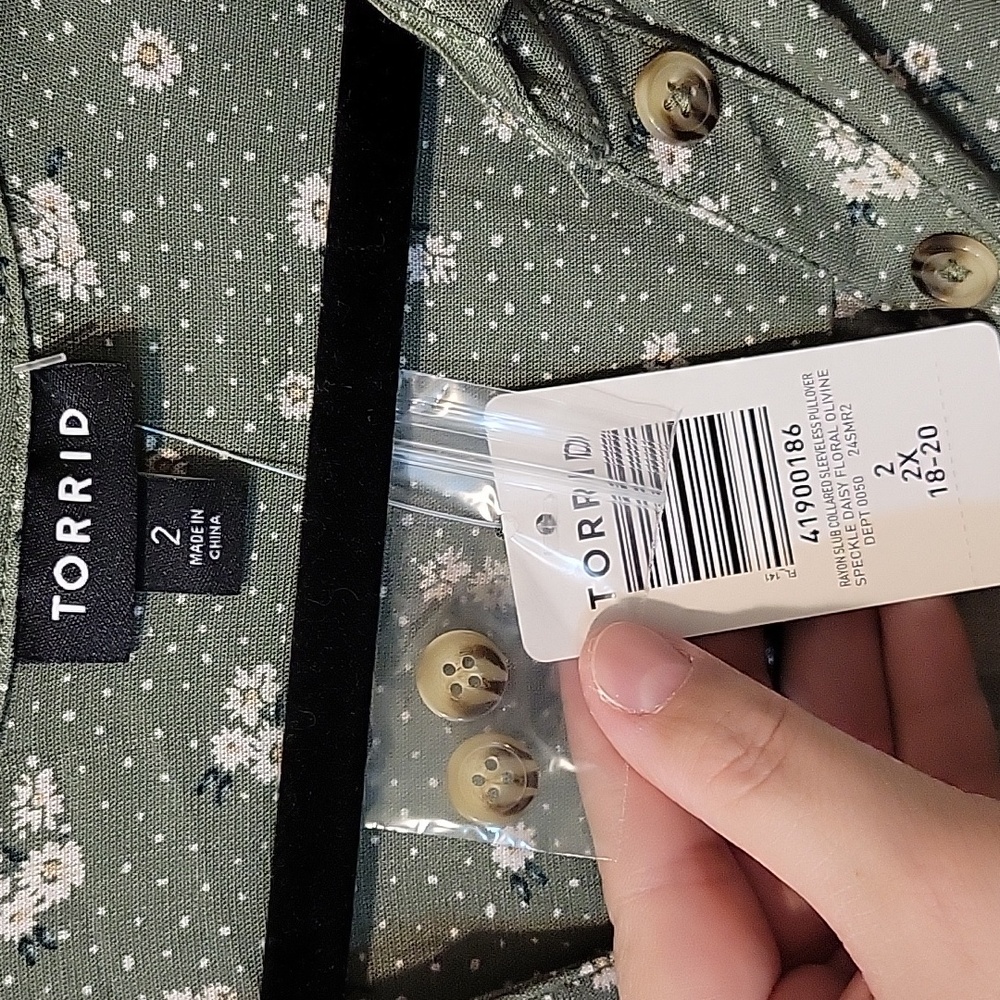 NWT Torrid Olive Floral Sleeveless Blouse - Picture 3 of 11
